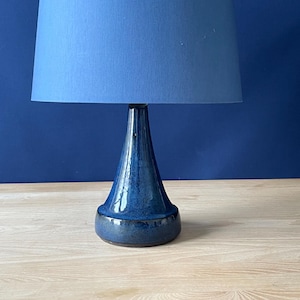 Vintage indigoglaserad dansk keramikbordslampa från Mørkøv ceramic. Eluttag för EU, USA, Storbritannien eller Australien. Keramiklampa från 1970-talet. Danmark MCM