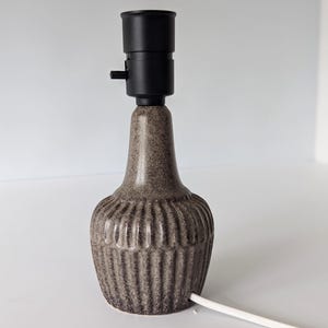 Bordlampa i halvmatt glaserad dansk keramik. Eluttag för EU, USA, Storbritannien eller Australien. Keramiklampa från 1970-talet av Søholm/Soholm. Dansk design.