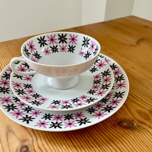 trio de fleurs vintage. Design des années 70 en provenance d’Allemagne. Tasse, soucoupe, assiette à décor floral. Par « Fine China, Lichte, GDR, Riga ». Design rétro