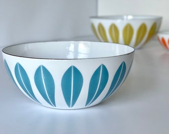 7,87" great condition! Lotus bowl by Cathrineholm of Norway - Enamel - in very nice condition. MCM / Mid century modern.