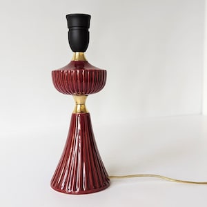 MCM Danish BITO Keramik Tischlampen mit Messingdetails. Eu, Us, Uk oder Aus Netzstecker. Dänisches Design. Super glänzende rote Glasur.