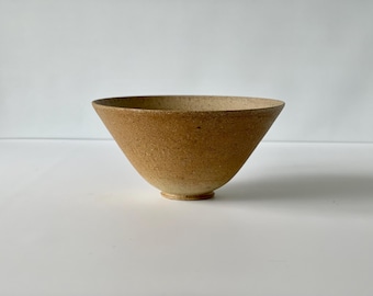 Tesoro de cerámica danesa de Birthe Sahl. Cuenco marrón de alta calidad. Cerámica artística escandinava para un ambiente nórdico. Arcilla marrón moteada y esmaltado.