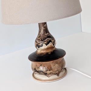 Große dramatische dänische oder deutsche Vintage Keramik Tischlampe. 1960er / 1970er Jahre. Eu, Us, Uk oder Aus Netzstecker. Mid Century Keramik Leuchten.