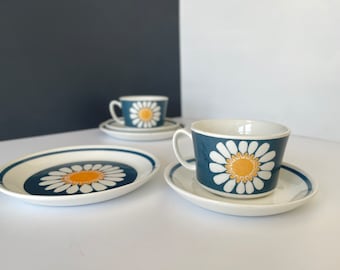 Daisy tea trio in vintage condition. Figgjo Flint, Turi Design / Turi Gramstad Oliver. Produced 1969 -1975. Scandinavian MCM.