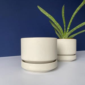 Set of 2 Arabia of Finland planters - by Richard Lindh, 1960s design. Offwhite, minimalistic. SN flower pot