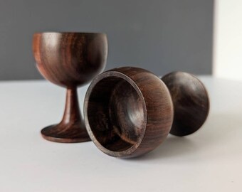 Tasses à œufs en teck tournées à la main. Dressage de table danois fait à la main. Artisanat sur bois / tournage sur bois. Bois sombre. Ensemble de 2. Ensemble de petit-déjeuner pour deux. Grand cadeau