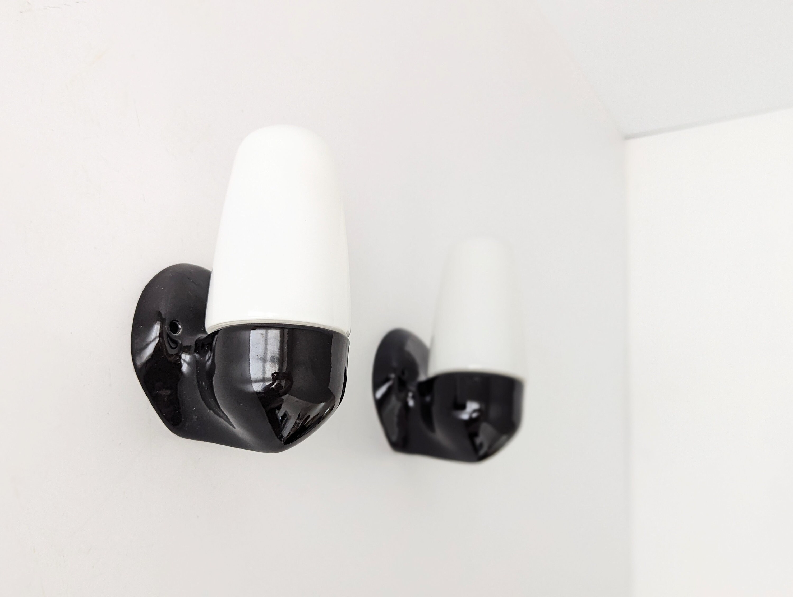 2 very rare Wilhelm Wagenfeld 60s wall lamps in glass and porcelain. High quality. Midcentury Bauhaus style vintage sconces.