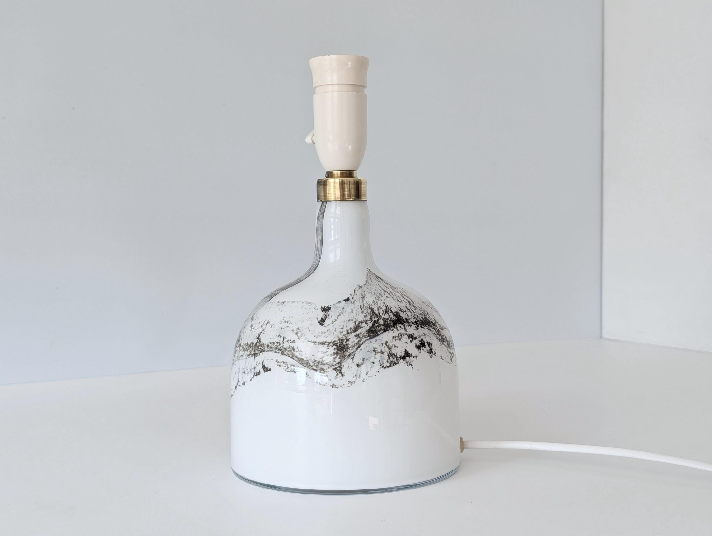 Holmegaard Lamp Art 70年代風テーブルランプ。白、黒、真鍮の美しい