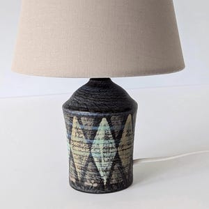 Lovely 50s Danish table lamp designed and made by Klinge, Denmark, Kai Klinge 1925-2000. Danish potter. Eu, Us, Uk or Aus power plug