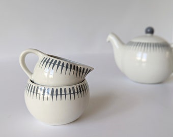 AMULETT by Wilhelm Kåge 1950s. Sugar bowl and creamer produced by Gustavsberg. Scandinavian vintage mid century design. Grey edge pattern