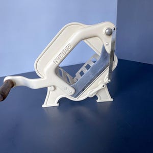 Vintage Danish foldable Nilbro bread slicer / cutter in cream. Made in Denmark, 1950s or 1960s. For use or display. Amazing condition