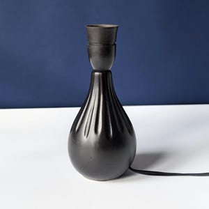 Helsvart bordslampa i glaserad keramik från 60-talet, tillverkad i Danmark. 1960-tal. Eluttag för EU, USA, Storbritannien eller Australien. MCM dansk design.