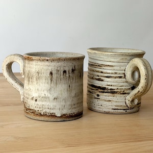 Juego de 2 tazas gigantes de cerámica de pequeños talleres. Artículo de colección vintage de los años 60 o 70. Cerámica danesa de mediados de siglo. Dinamarca.
