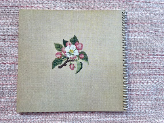 Rare 1979 - Haandarbejdets Fremme - Cross Stitch Book/calendar
