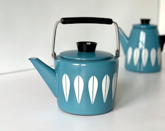 Lotus kettle / teapot - by Cathrineholm of Norway - Vintage enamel - retro blue and white. Great condition outside!