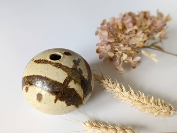 デンマークの工房で手作りされた芸術的な陶器の花瓶。1970～80年代の