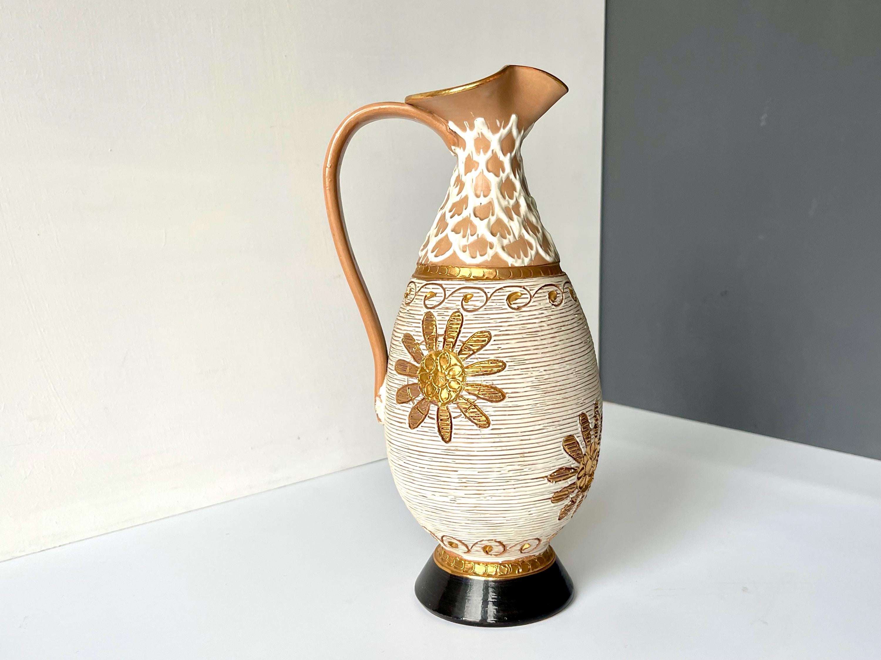 美しいレリーフ模様のFratelli Fanciullacciの花瓶。イタリアのミッド