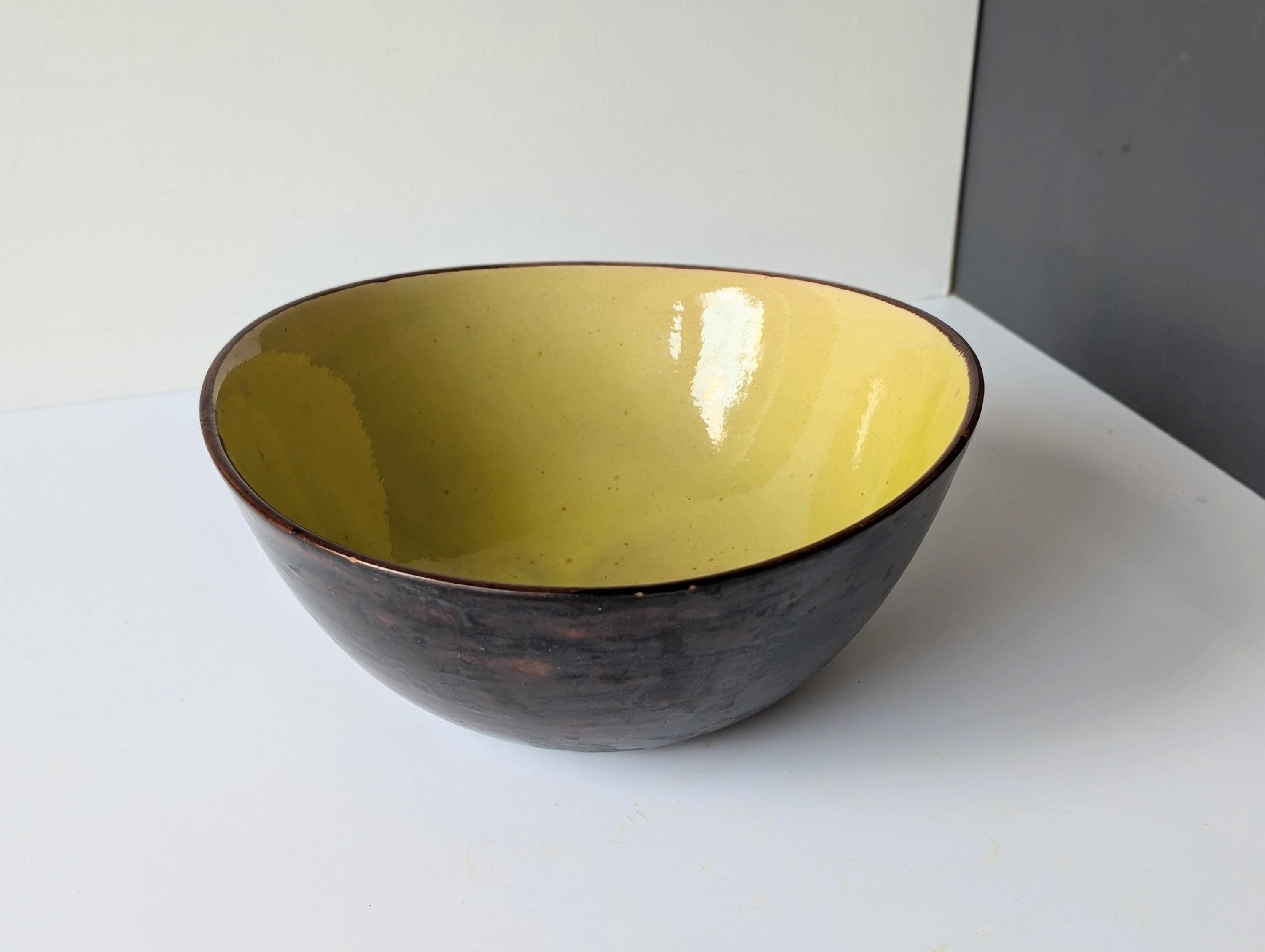 RASスタジオの陶器。1950年代のデンマーク製手作り陶器ボウル。黄色の