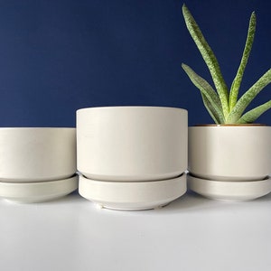 Set of 3 Arabia of Finland planters - by Richard Lindh, 1960s design. Offwhite, minimalistic. SN flower pot