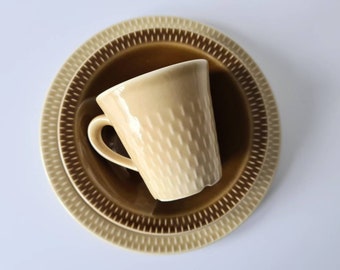 Brunette trio by Kåre Berven Fjeldsaa, Stavangerflint. Cup, Saucer & plate - 1962 to 1979. Scandinavian design. Mid century modern.