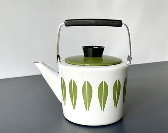 Lotus kettle / teapot - by Cathrineholm of Norway - Vintage enamel - retro green and white. MCM /Mid century modern kitchenware