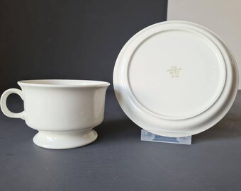 Set da due pezzi Ulla Procope Arabia anni '60. Tazza con piedistallo bianco e piattino. Finlandia. Design retrò vintage nordico, MCM moderno di metà secolo.