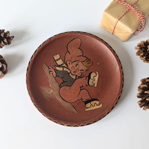 Hand painted wood plate / dish. Christmas gnome falling on ice skates. Scandinavian &quot;tomte&quot; / &quot;nisse&quot;.  - Vintage nostalgic Xmas decoration