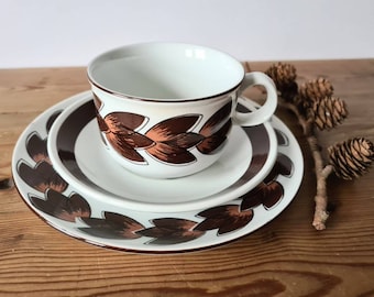 KARIN trio - Scandinavian design by Nils Aa Sivertsen, Stavangerflint, Norway. 1970s retro set. Cup, saucer & plate with brown leaf pattern.