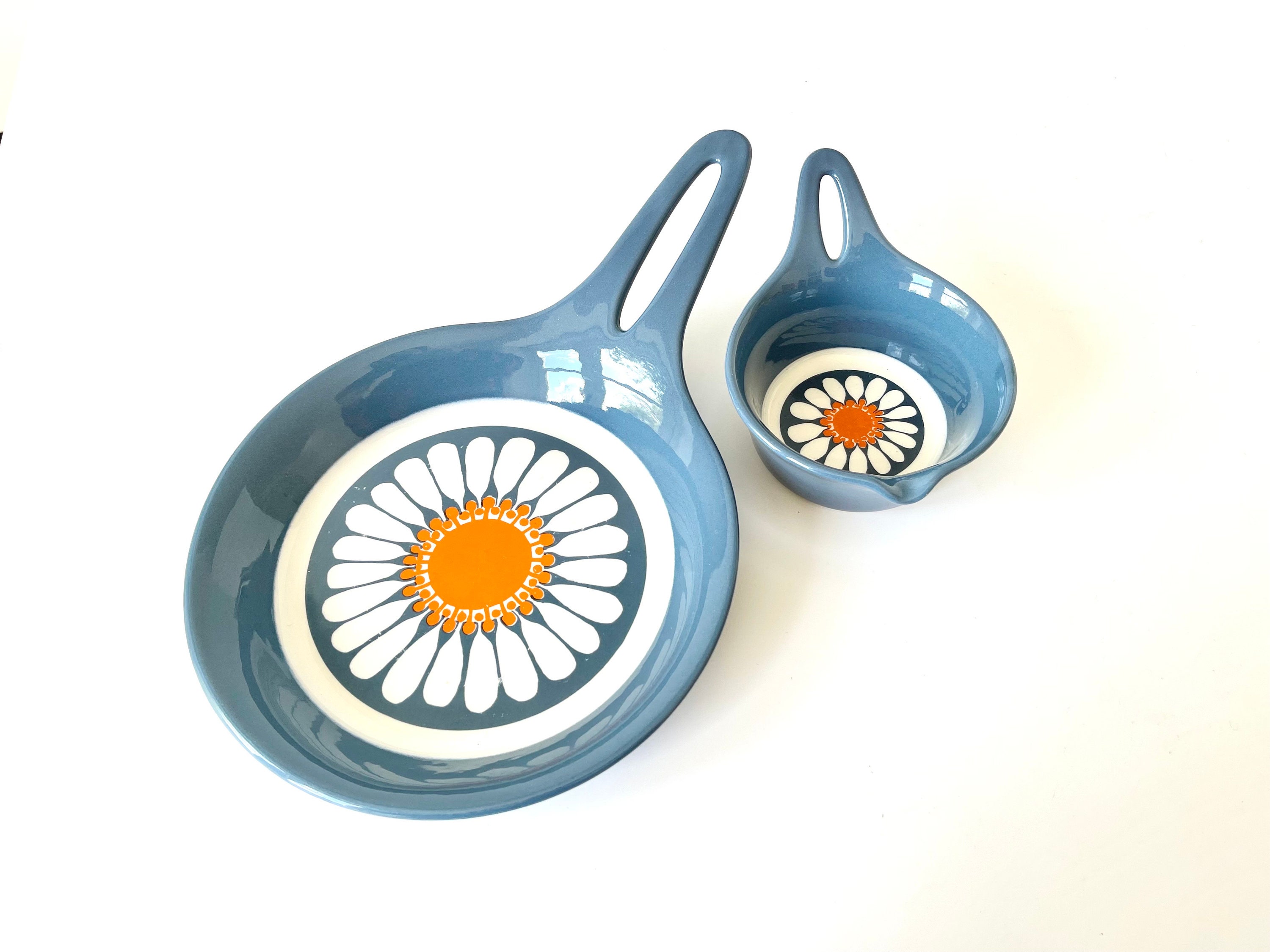 DAISY pan / decorative bowl & gravy boat by Figgjo Flint, Turi Design / Turi Gramstad Oliver. Produced 1969 -1975. Scandinavian flower MCM.