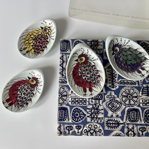 Juego de 8 platos Crazy Bird Royal Copenhagen Beth Breyen. Platos miniatura vintage con forma de huevo. Diseño danés de los años 60. Porcelana danesa.
