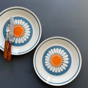 Great! 2 Daisy dinner plates in great condition. Figgjo Flint, Turi Design / Turi Gramstad Oliver. Produced 1969 -1975. MCM.