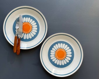 Great! 2 Daisy dinner plates in great condition. Figgjo Flint, Turi Design / Turi Gramstad Oliver. Produced 1969 -1975. MCM.