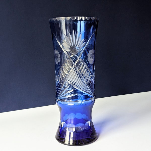 Vase bohème vintage XL bleu cobalt coupé à transparent. Motif de décoration florale. Grand mannequin d'Europe de l'Est. Verre cristal