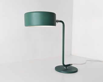 Anders Pehrson för Ateljé Lyktan i Åhus, 1970-tal. Eu, Us, Uk eller Aus strömkontakt. Mid Century skrivbordslampa Olympia. Ommålad dammgrön!