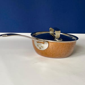 Pode incluir: Um conjunto de três canecas de cerâmica com um acabamento fosco salpicado. Cada caneca apresenta uma cor diferente: azul claro, creme e cinza. As canecas têm um design simples e moderno e uma alça confortável.