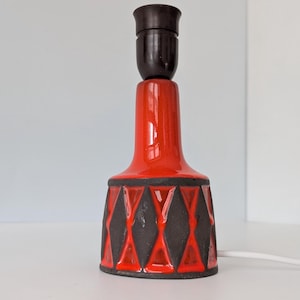 Vintage dansk keramikbordslampa av Frank Keramik. 1970-tal. Eluttag för EU, USA, Storbritannien eller Australien. Keramiska lampor från mitten av århundradet. Orange och väldigt funky!