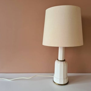 Dansk "Heiberg" bordslampa från 60-talet. Nätkontakt för EU, USA, Storbritannien eller Australien. Vit bas med mässingsband, elegant och chic design. Dansk design.