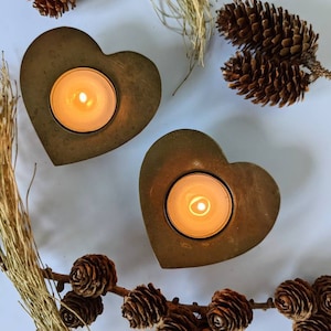 Set navideño de latón: 2 portavelas con forma de corazón. ¡Decoraciones de latón antiguo para el hygge! Diseño vintage danés. Decoración navideña de los 80.