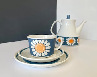Daisy tea trio in vintage condition. Figgjo Flint, Turi Design / Turi Gramstad Oliver. Produced 1969 -1975. Scandinavian MCM.