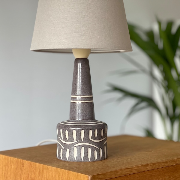 Graphically MCM Danish ceramic table lamp. Plug type: European or American. Pottery light from the 1960s or 1970s Denmark