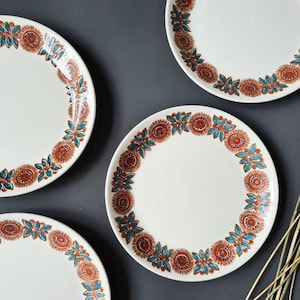 4 ASTRID lunch plates (set of four) by Figgjo Flint, Norway. 1970s, Turi Gramstad Oliver Design. Scandinavian / Nordic design flower border