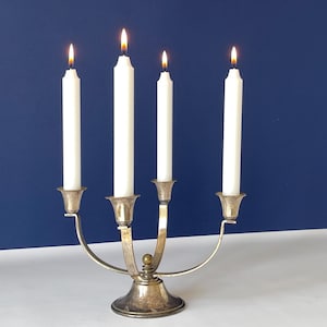 Candelabro Art Déco vintage de lata plateada. Una joya Art Nouveau de alta calidad, con un diseño sencillo. Estilo retro escandinavo hygge con pátina.
