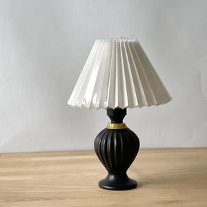 Vintage danska svarta keramikbordslampor med mässingsmanschett. Eluttag för EU, USA, Storbritannien eller Australien. 1950-tal. Dansk design MCM