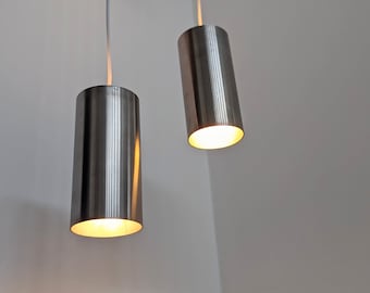 Set van 2 MCM roestvrijstalen hangers, jaren 60 of 70. Ultra eenvoudig maar cool ontwerp. Hoogwaardig product uit Denemarken. Buislamp. Pijp lamp