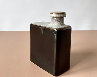 Skandinavische Mid-Century-Modern-Design-Keramikflasche mit Stopfen, hergestellt von Höganäs Keramik mit Stempel unter dem Boden, Schweden, ca. 1960er Jahre