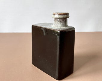 Bouteille en céramique au design moderne scandinave avec bouchon, produite par Höganäs Keramik avec un tampon sous la base, Suède vers les années 1960