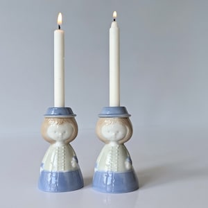 80 年代の磁器製キャンドルホルダー ガールズ セット。心地よい夜のためのスカンジナビア風ホーム デコレーション。淡い色合いの小さなライト 2 個セット。