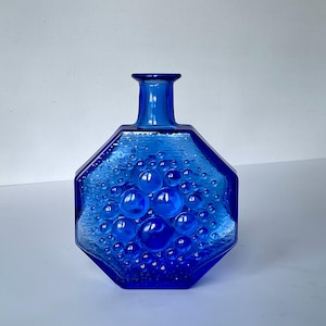 Nanny Still Stella Polaris Vase, Riihimäen Lasi, Finland, MCM 1960s. Scandinavian mid century modern blue purple glass art.