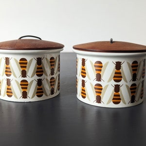 2 X Arabia BEE Pomona van Raija Uosikkinen. Jaren 60 voorraadpotten met deksel. Zeldzaam patroon. Handgedraaide houten deksels met lederen handvat.
