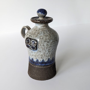 Jette Helleroe 70er Jahre Krug / Krug mit Deckel. Handgemacht in Dänemark, hochwertiges skandinavisches Stück - 1970er Jahre - Handgemachte Keramik aus dem Norden
